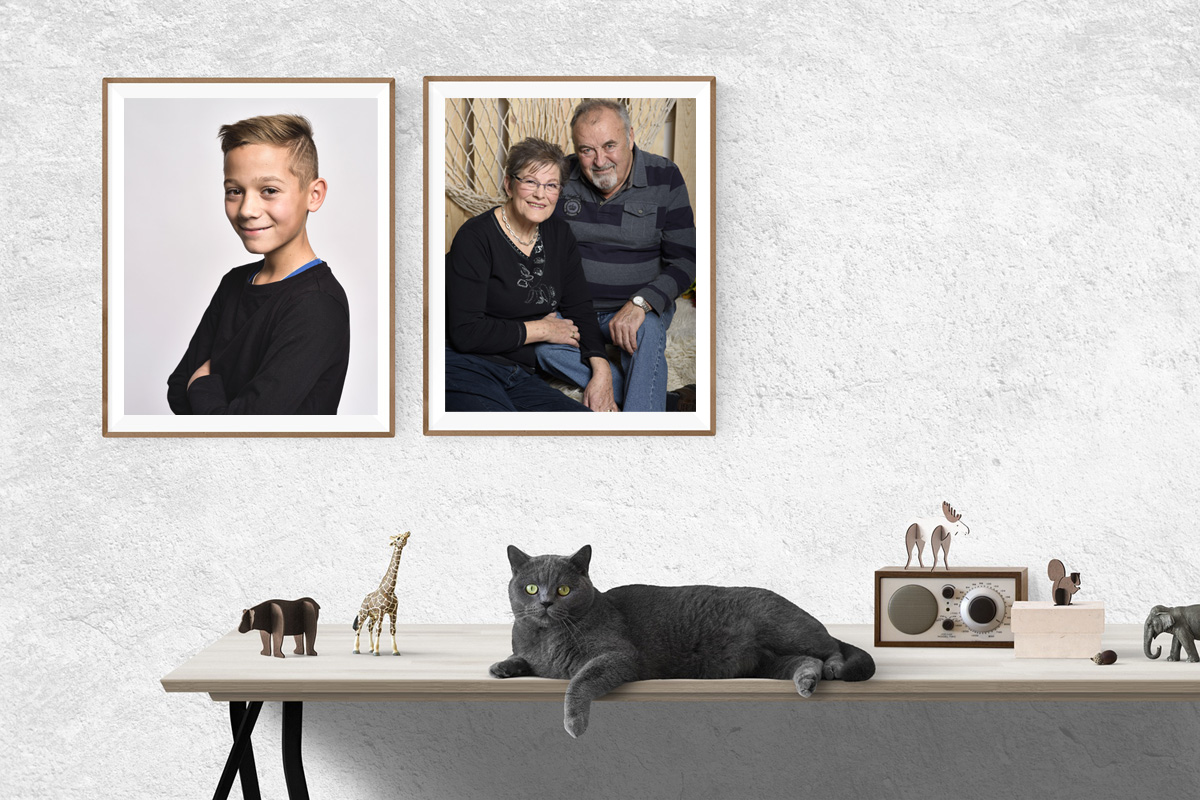 Schreibtisch mit Katze u 2 Portraits Kopie2